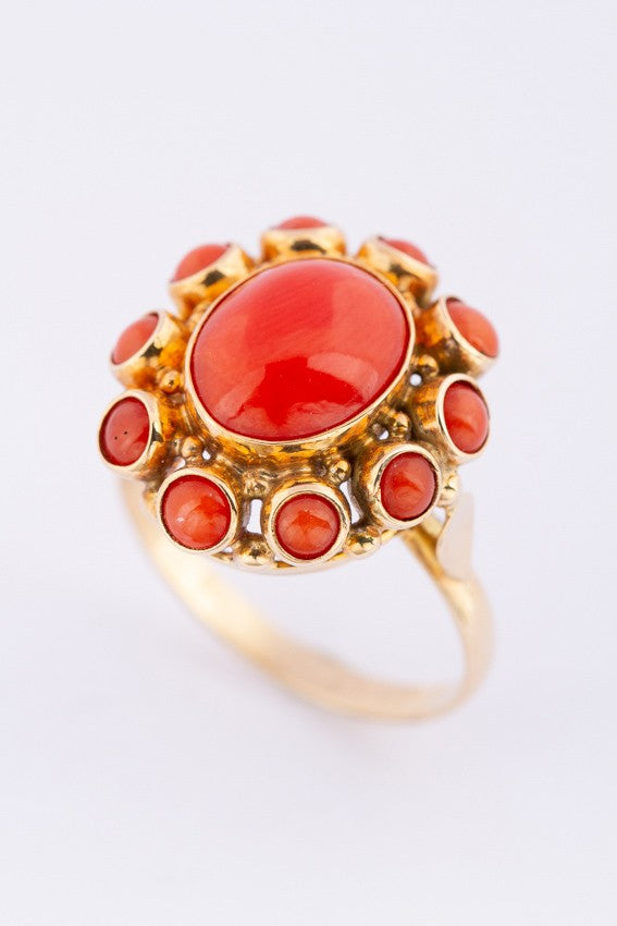 Gouden entourage ring met bloedkoralen