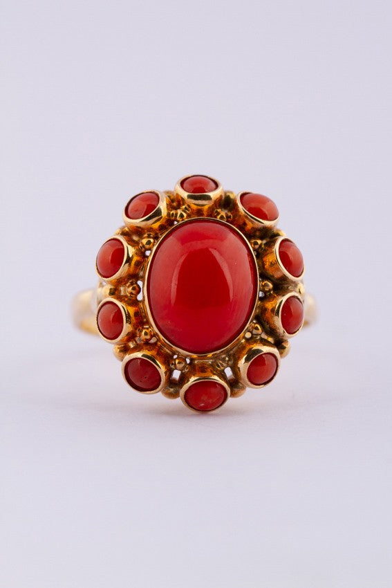 Gouden entourage ring met bloedkoralen