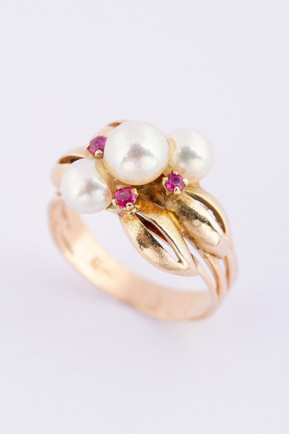 Gouden ring met parels en robijn