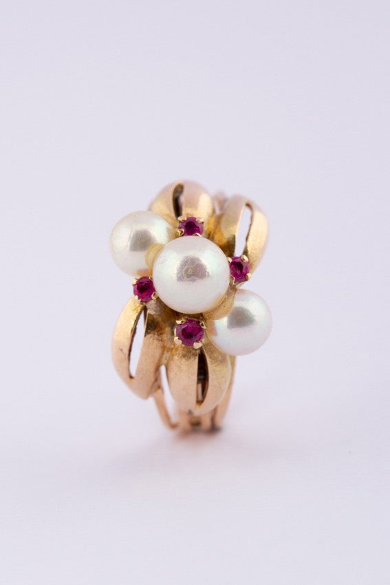 Gouden ring met parels en robijn