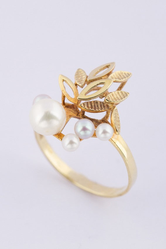 Gold ring with various pearls