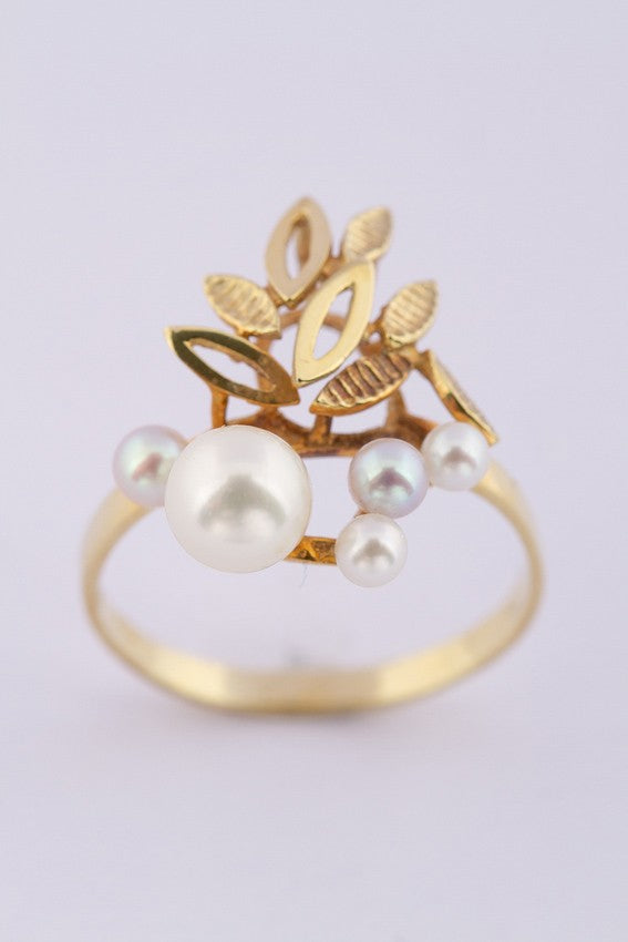 Gold ring with various pearls