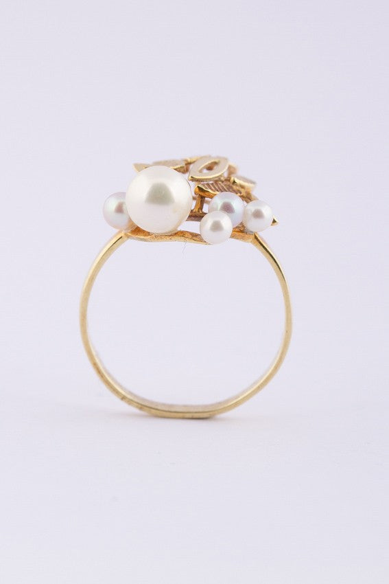 Gold ring with various pearls