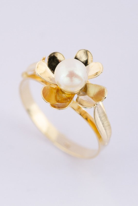 Gold flower ring with pearl