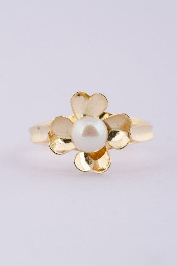 Gold flower ring with pearl