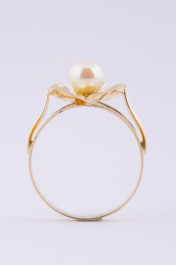Gold flower ring with pearl