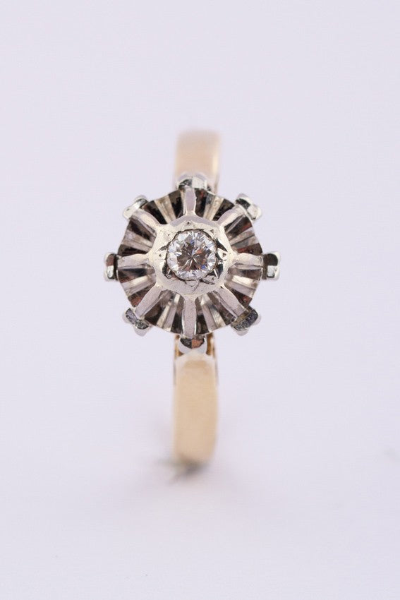 Oude gouden solitair ring met een briljant