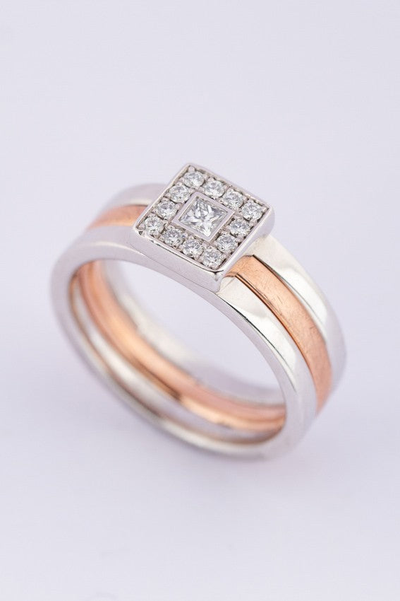 Wit/rosé gouden ring met een prinses geslepen briljant