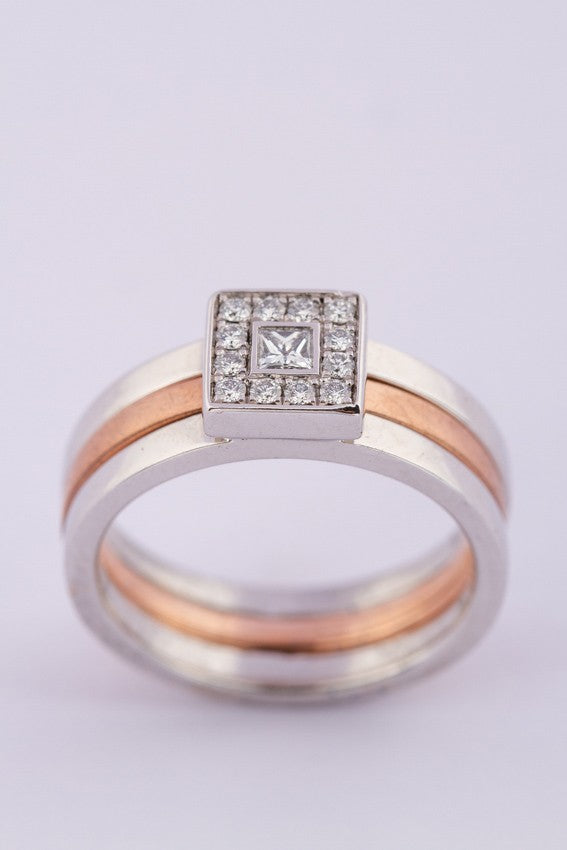 Wit/rosé gouden ring met een prinses geslepen briljant