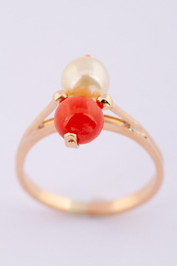 Gouden ring met een bloedkoraal en parel