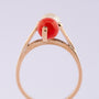 Gouden ring met een bloedkoraal en parel