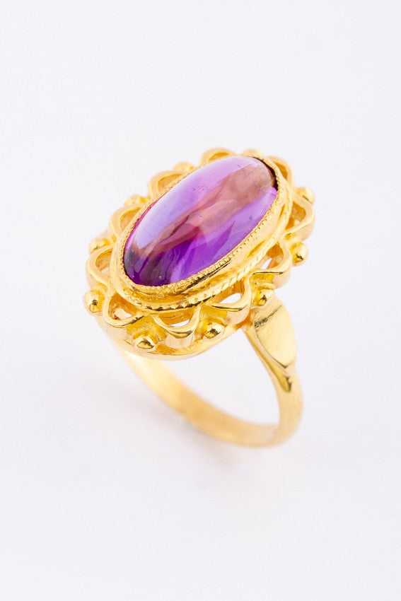 22 carat gold ring with cabochon-cut amethyst