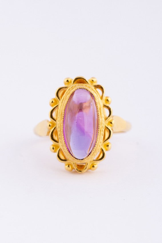 22 carat gold ring with cabochon-cut amethyst