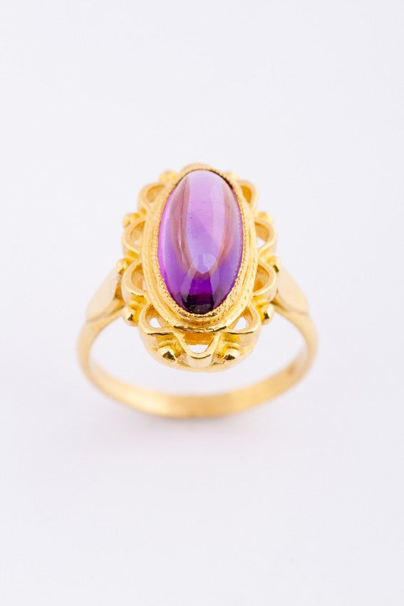 22 carat gold ring with cabochon-cut amethyst