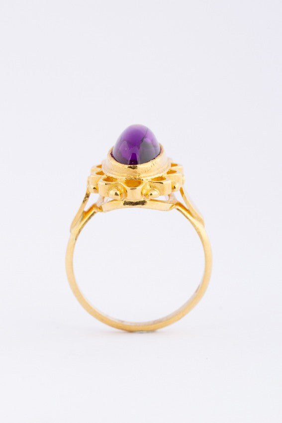 22 carat gold ring with cabochon-cut amethyst
