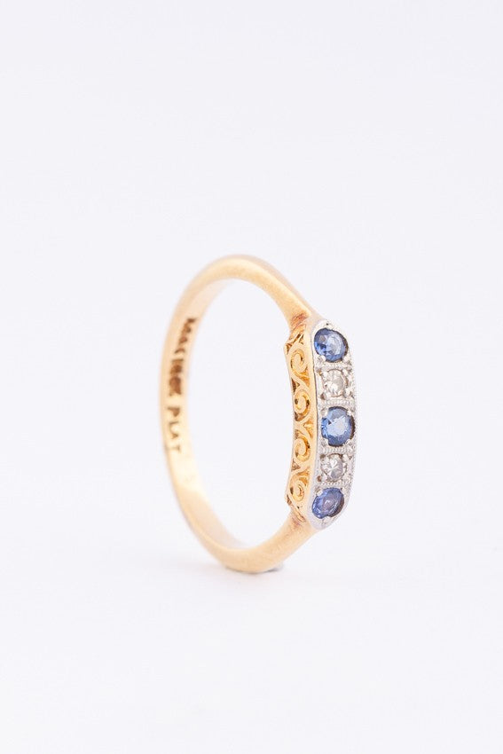 Gold row ring with 3 sapphires and 2 brilliants set in platinum