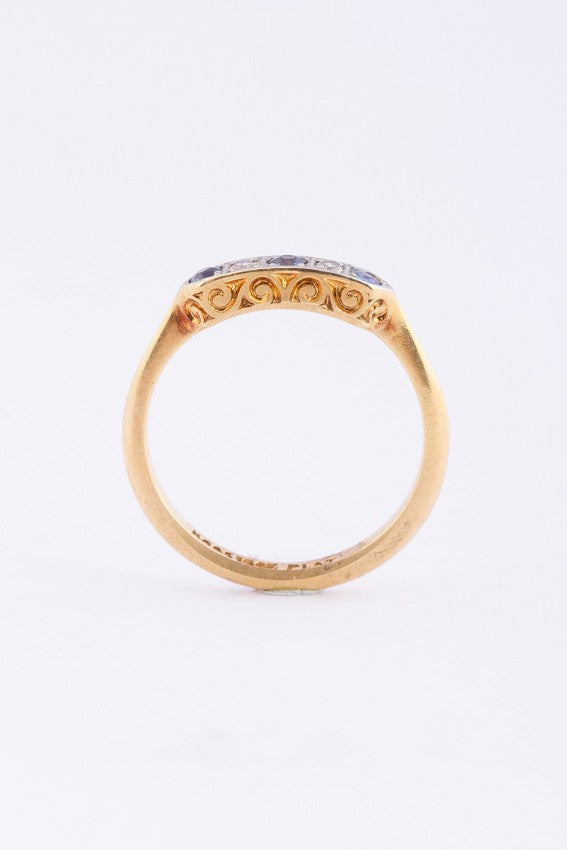 Gold row ring with 3 sapphires and 2 brilliants set in platinum