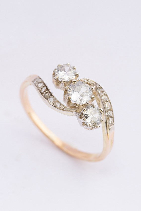 Antique yellow gold cluster ring with brilliant and diamond