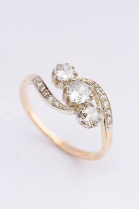 Antique gold ring with brilliant and diamond