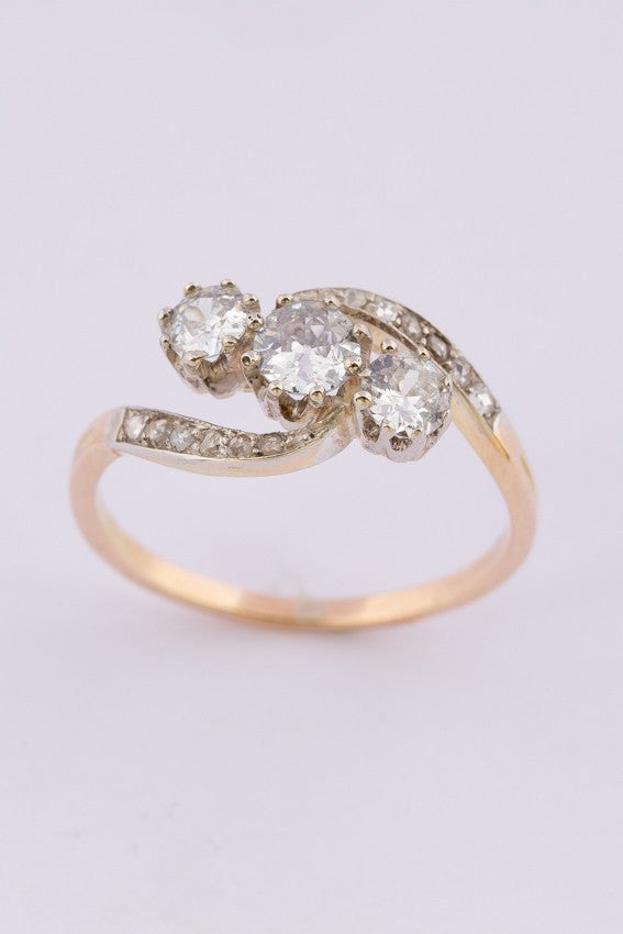 Antique yellow gold cluster ring with brilliant and diamond