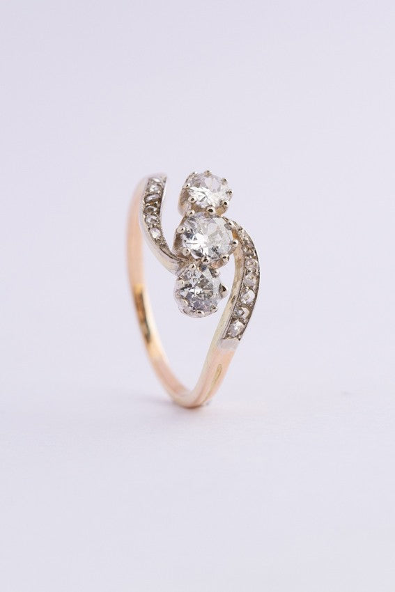 Antique gold ring with brilliant and diamond