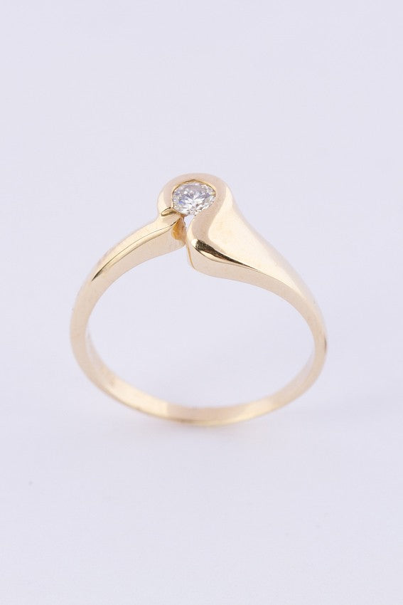 gold ring with a brilliant