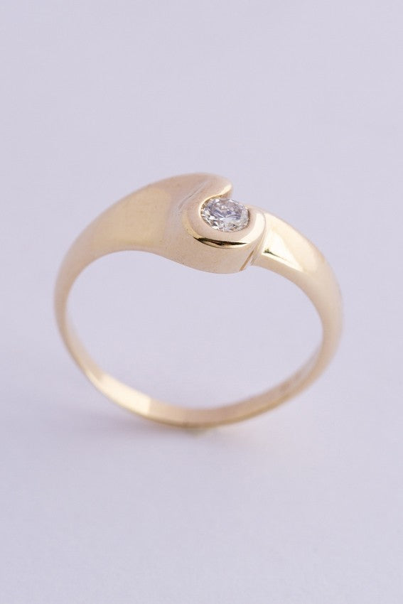 gold ring with a brilliant