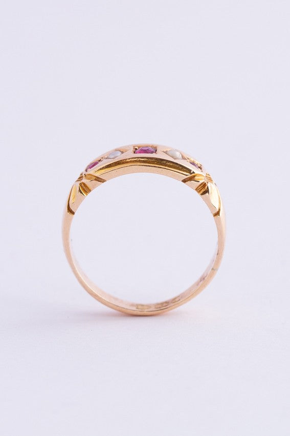 Victorian riding ring with ruby ​​and pearls.