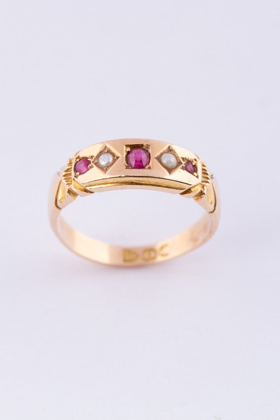 Victorian riding ring with ruby ​​and pearls.