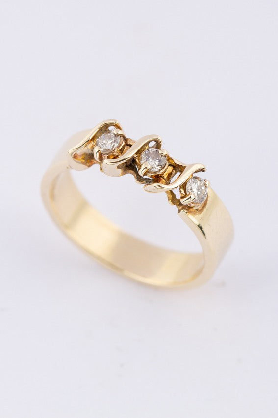 Gold ring with 3 diamonds