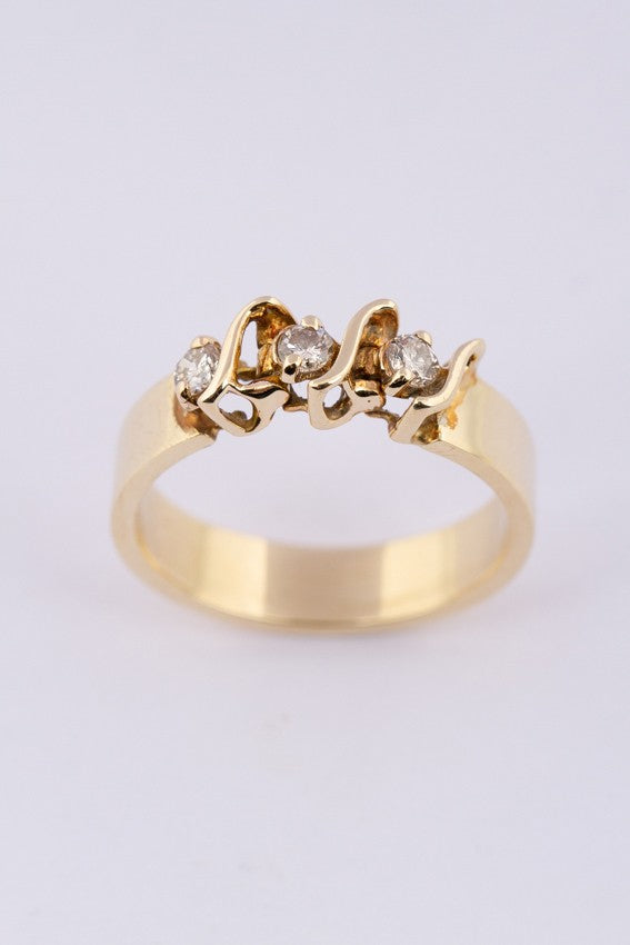 Gold ring with 3 diamonds