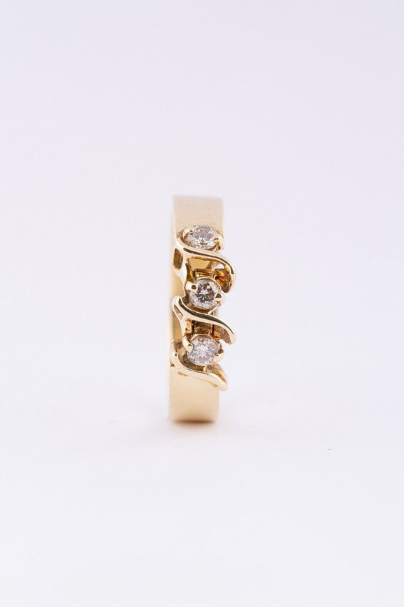 Gold ring with 3 diamonds
