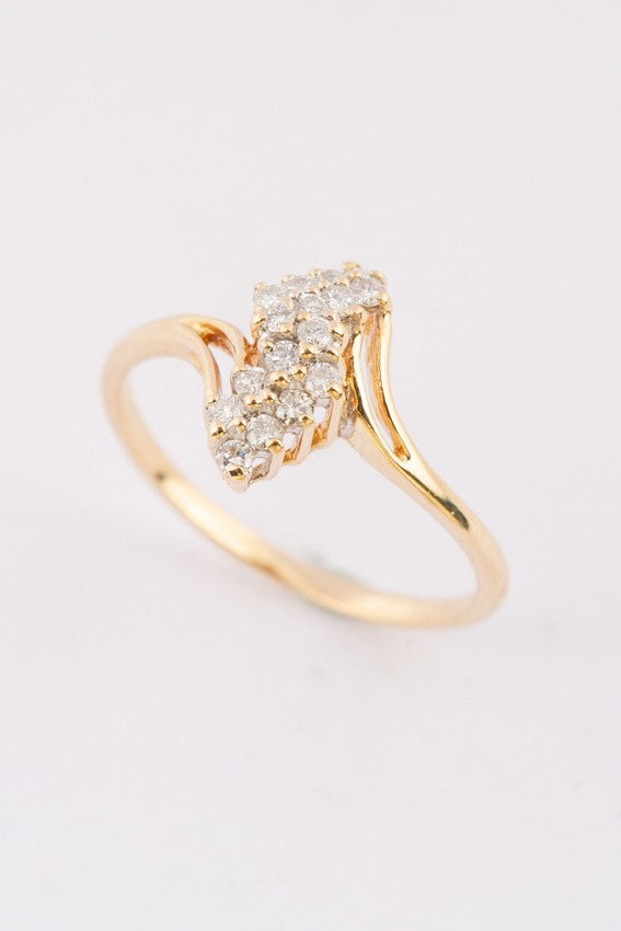 Gold ring with 16 diamonds