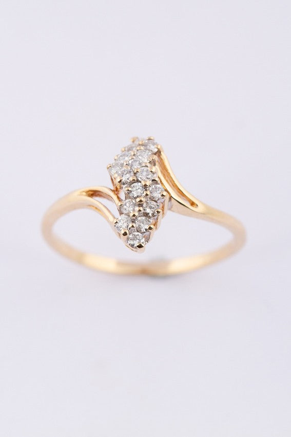 Gold ring with 16 diamonds