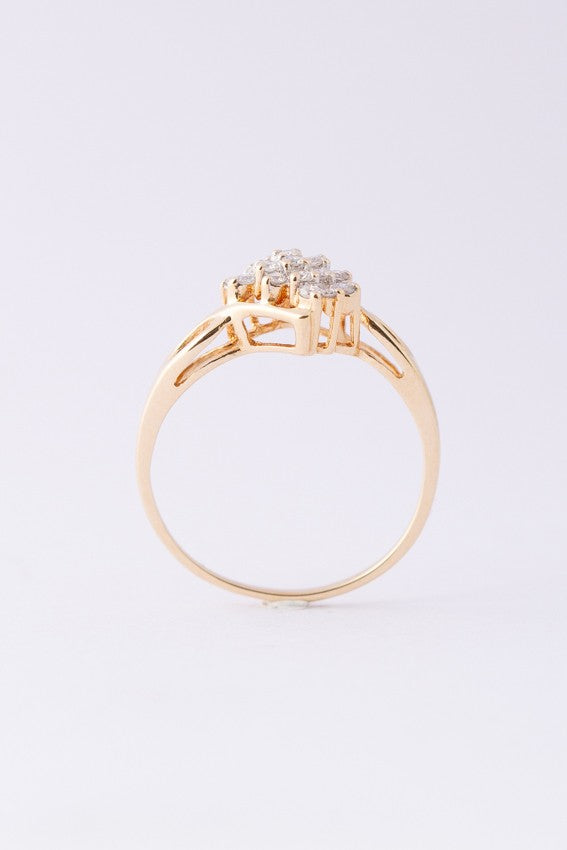 Gold ring with 16 diamonds