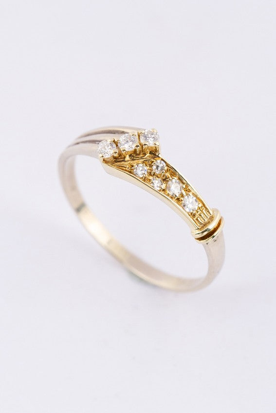 Gold ring with diamond and brilliant