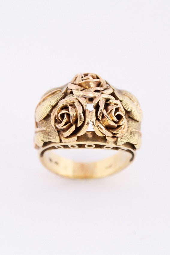 Gouden ring met roos motieven