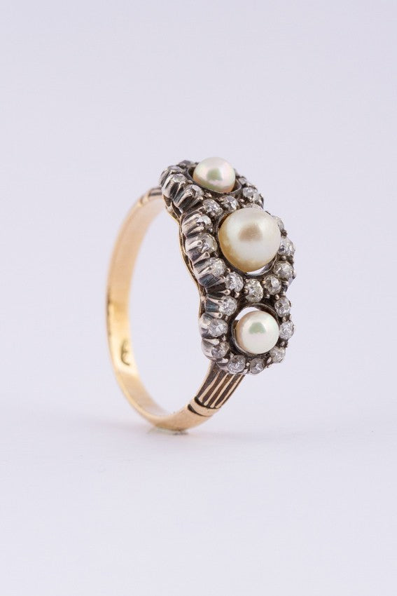 Antique gold entourage ring with cultured pearls and Bolshevik-cut diamonds