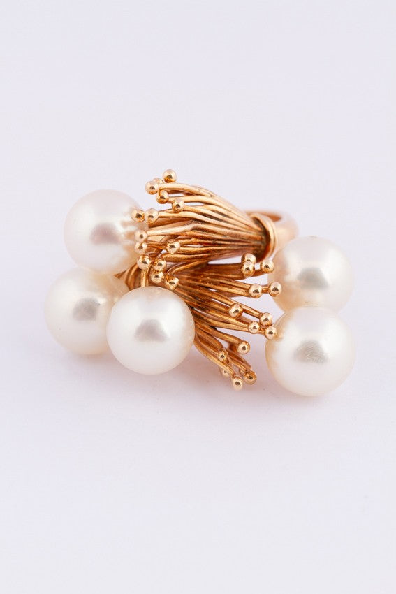 Golden artistic ring with cultured pearls