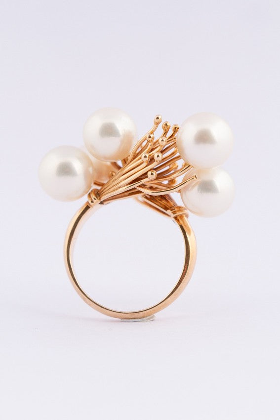 Golden artistic ring with cultured pearls