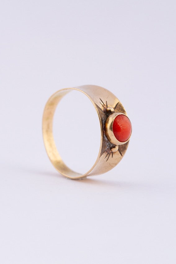 Gouden ring met bloedkoraal