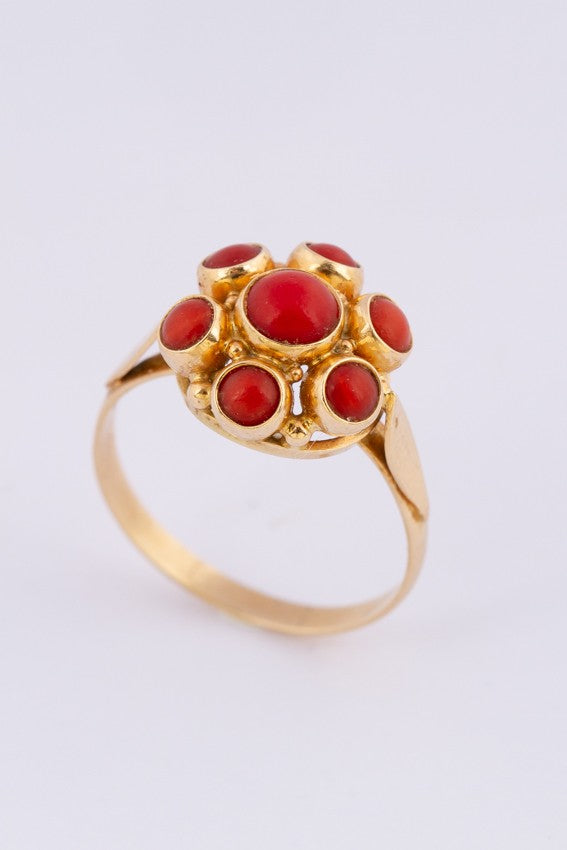Gouden entourage ring met bloedkoralen