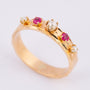 Gouden band ring met robijn en parels