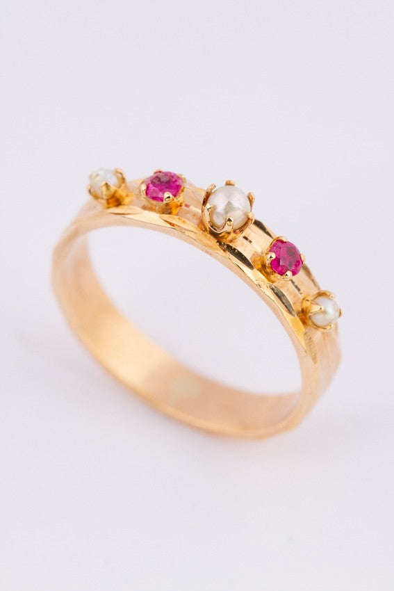 Gouden band ring met robijn en parels