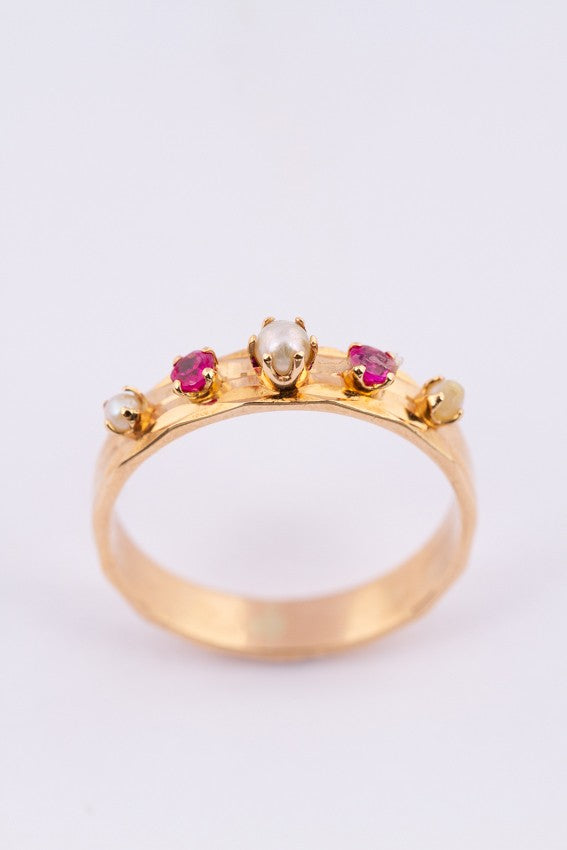 Gouden band ring met robijn en parels