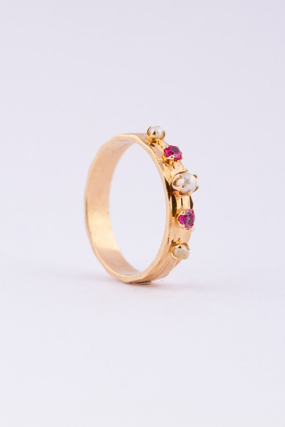 Gouden band ring met robijn en parels