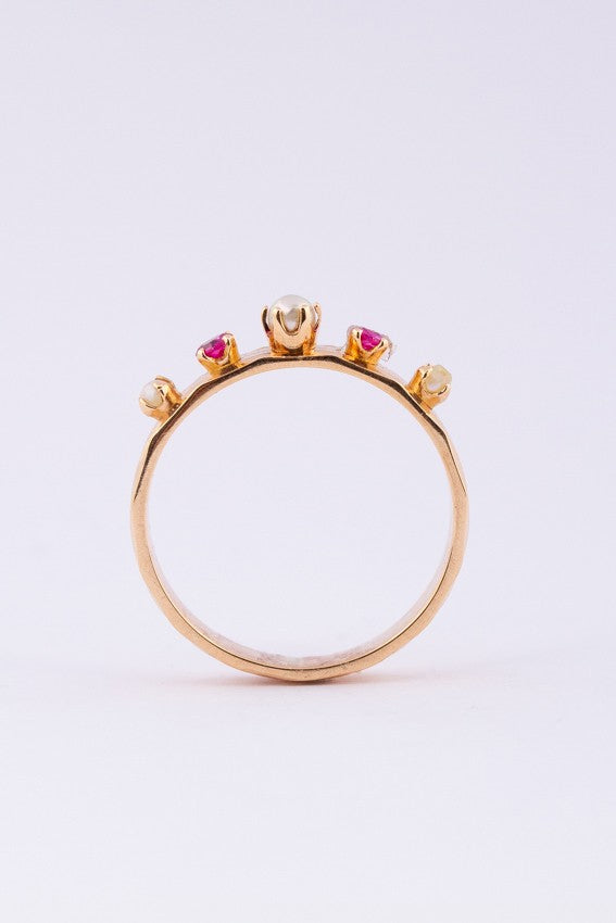 Gouden band ring met robijn en parels