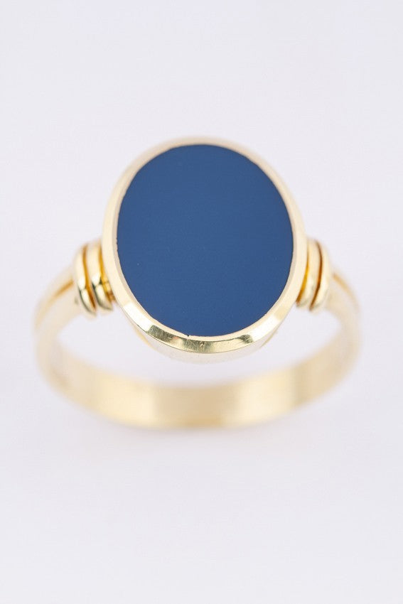 Gouden ring met blauw lagen steen