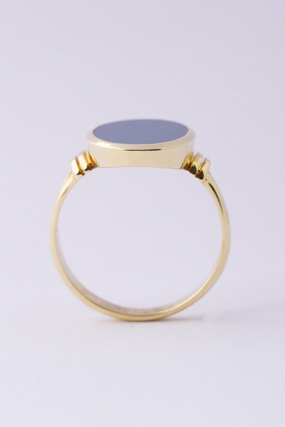 Gouden ring met blauw lagen steen