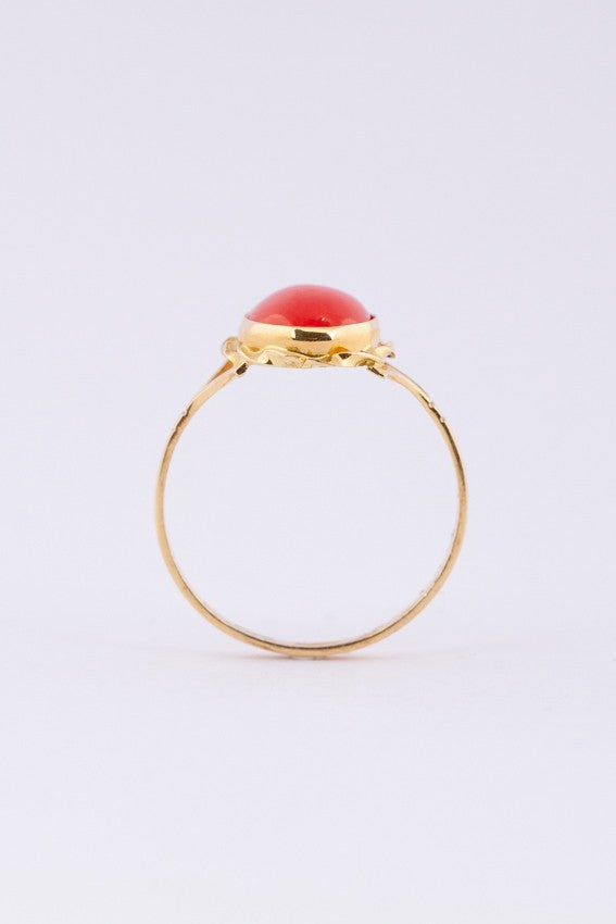 Gouden ring met bloedkoraal